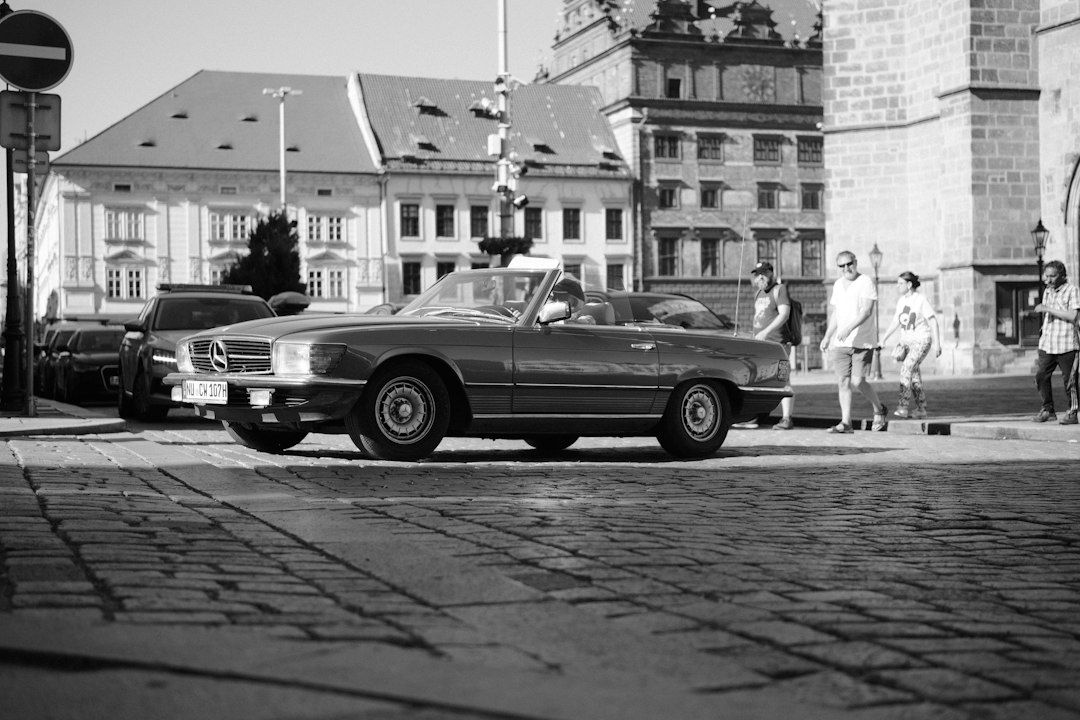 Klassischer Mercedes mit offenem Verdeck auf Kopfsteinpflaster