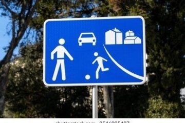 Blaues Verkehrsschild für Fußgängerzone mit Auto- und Lieferverkehrsymbolen