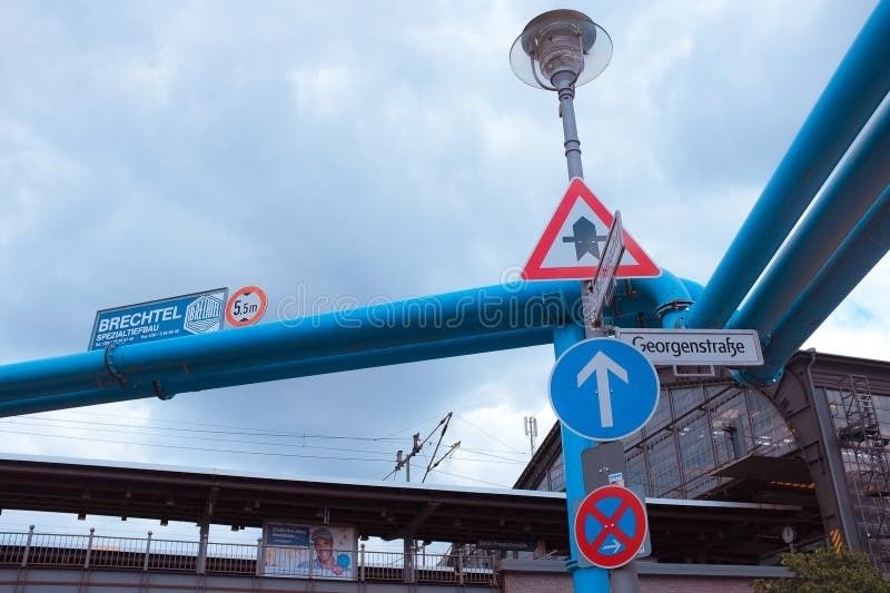 Verkehrsschilder und Straßenhinweis an einer urbanen Bahnstation
